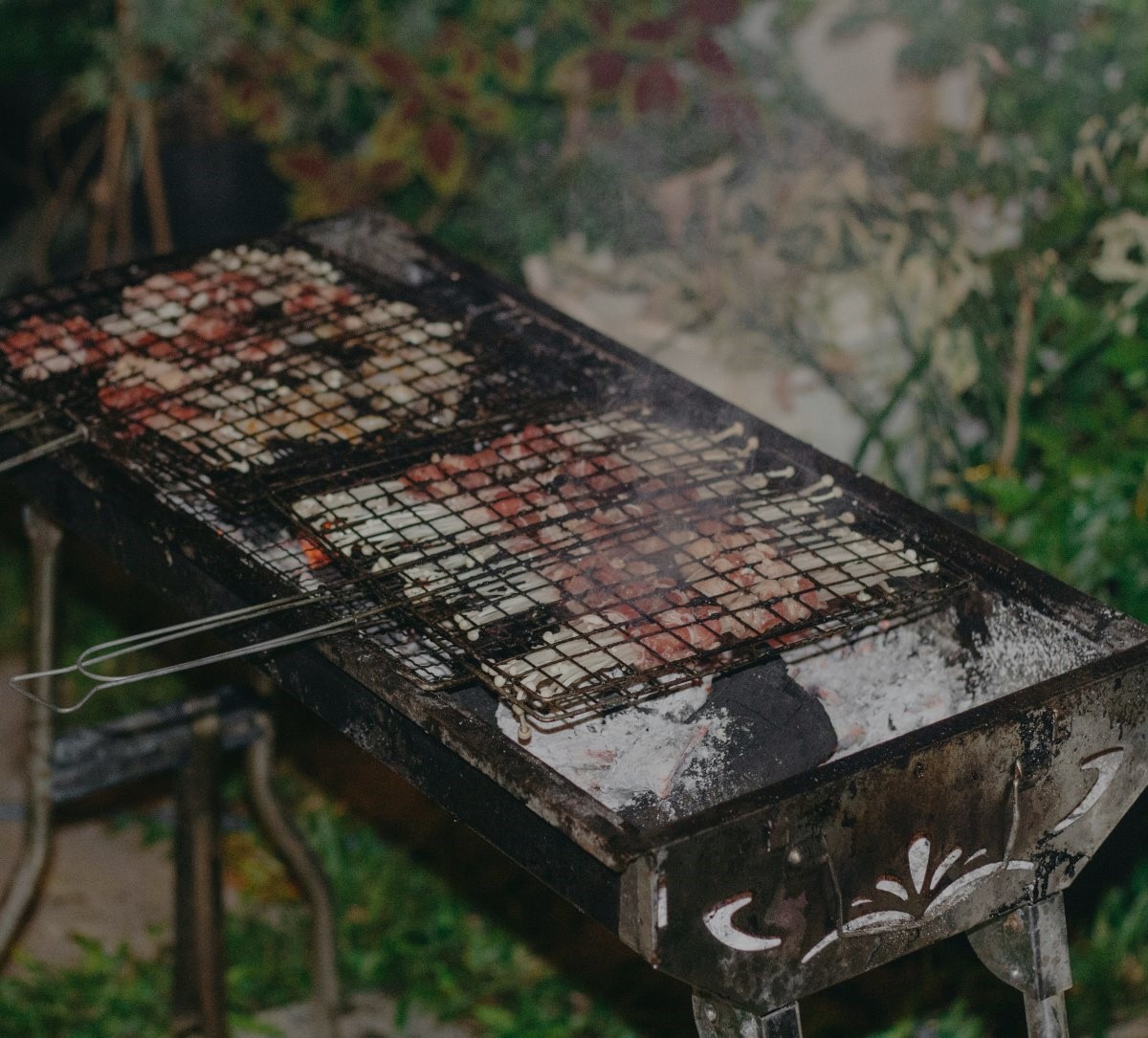 Grillhalster över kolgrill