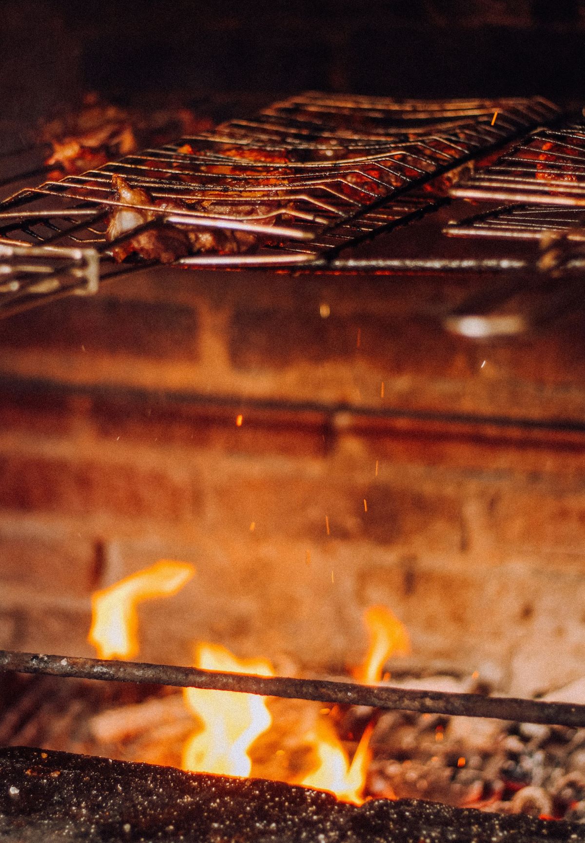 Mat som grillas över en het grill