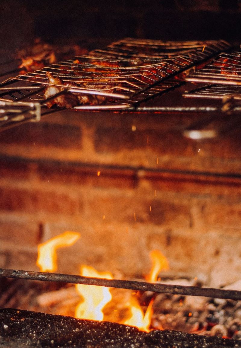 Mat över kolgrillen