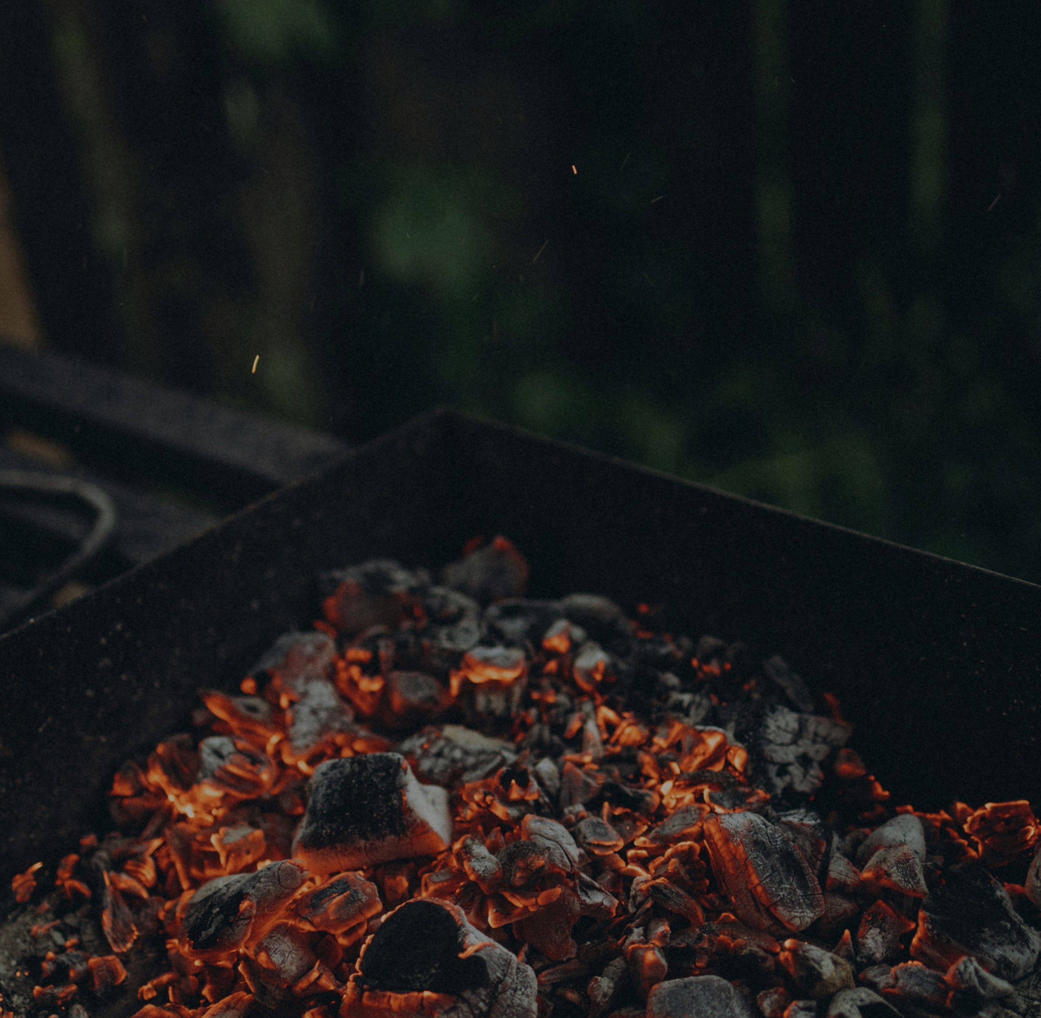 Glödande kol på en sommarkväll